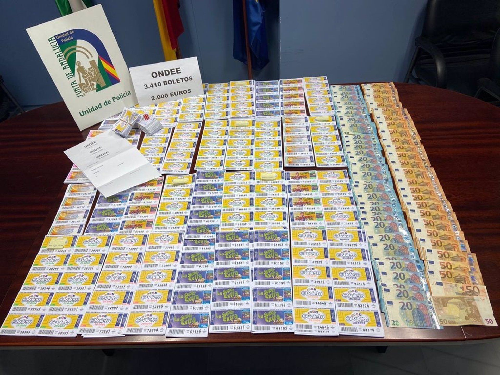 Más de 3.400 boletos ilegales y 2.000 euros por cupones premiados en Cádiz.