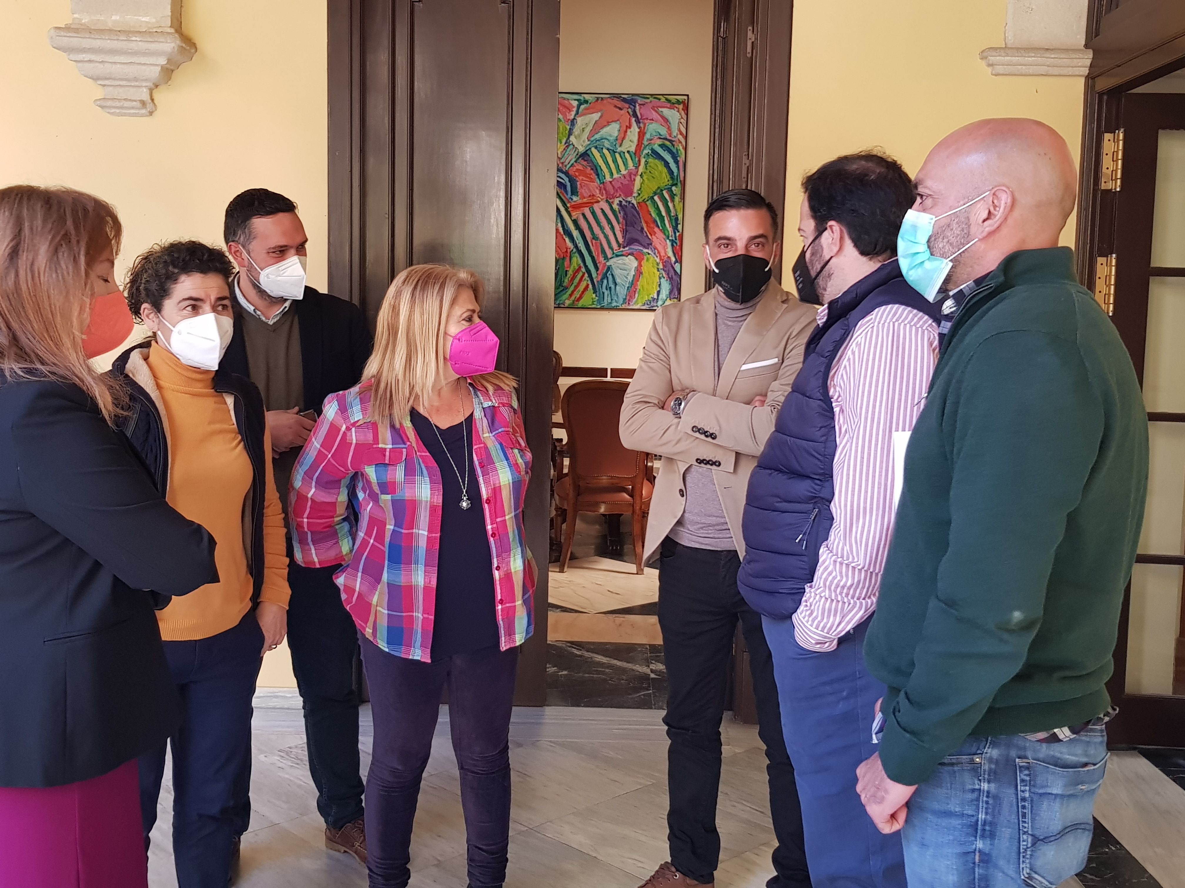 Mamen Sánchez y José Antonio Díaz, con los alcaldes de las ELA este jueves.