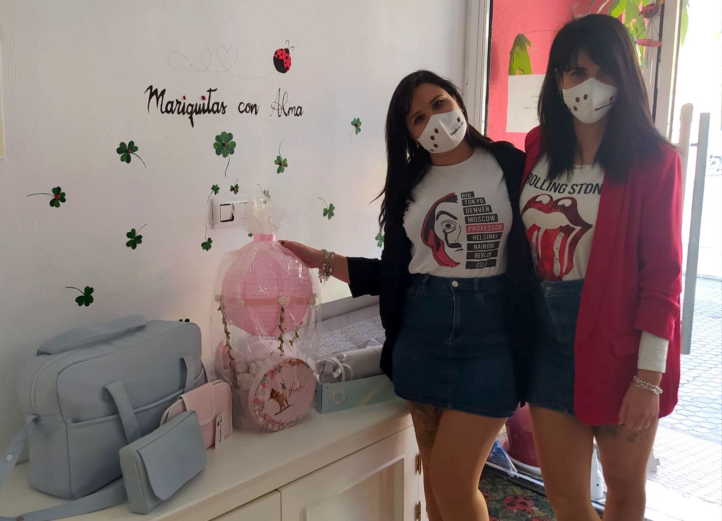 Las madres emprendedoras Rosa y Carmen en el interior de la tienda de Mariquitas con Alma en Sevilla.   CEDIDA