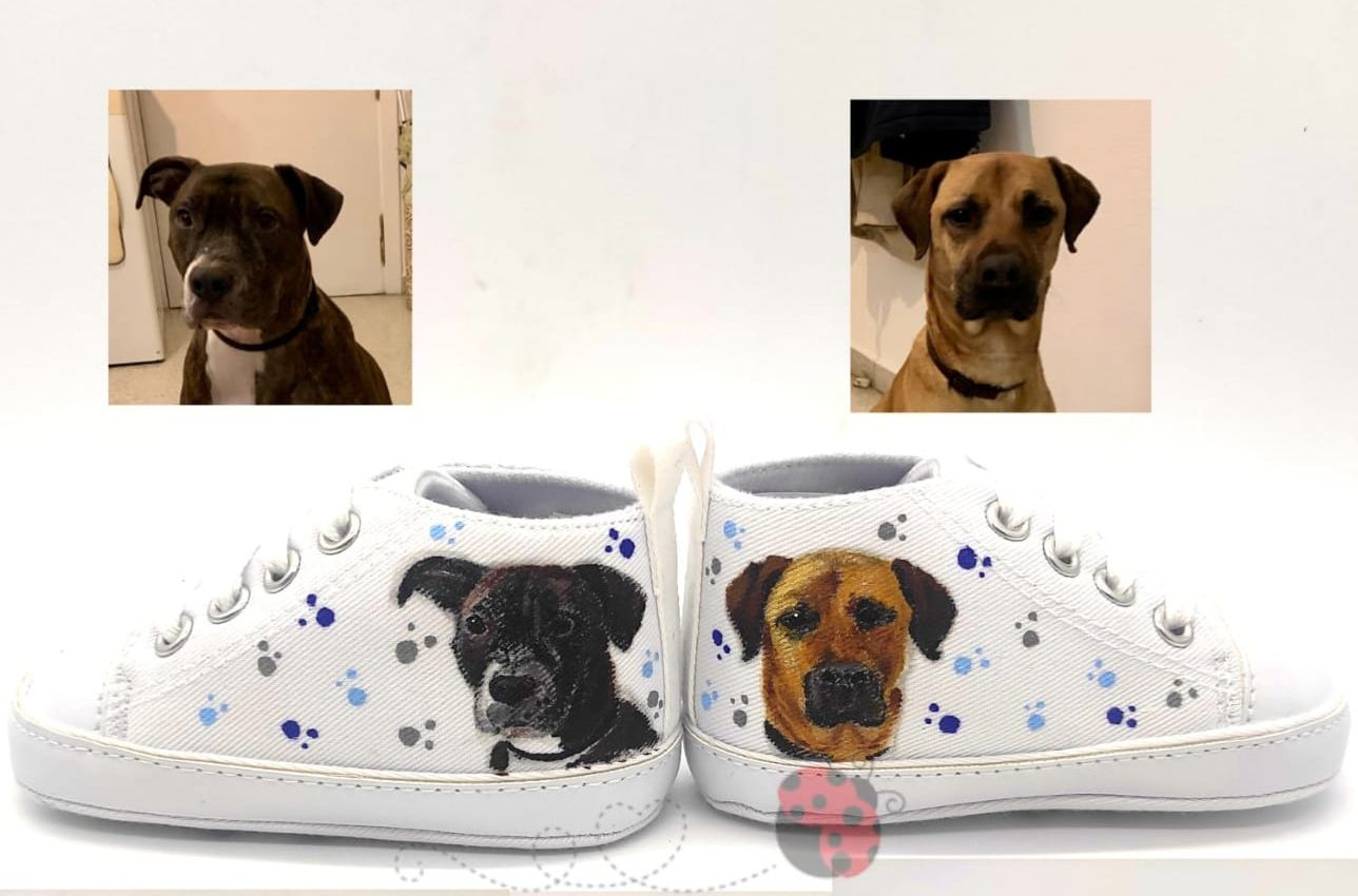 Zapatos personalizados con la cara de las mascotas.   CEDIDA