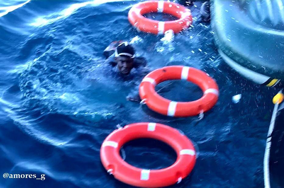 Uno de los migrantes caído en el agua tras volcar el bote y auxiliado en aguas de Tarifa. CEDIDA