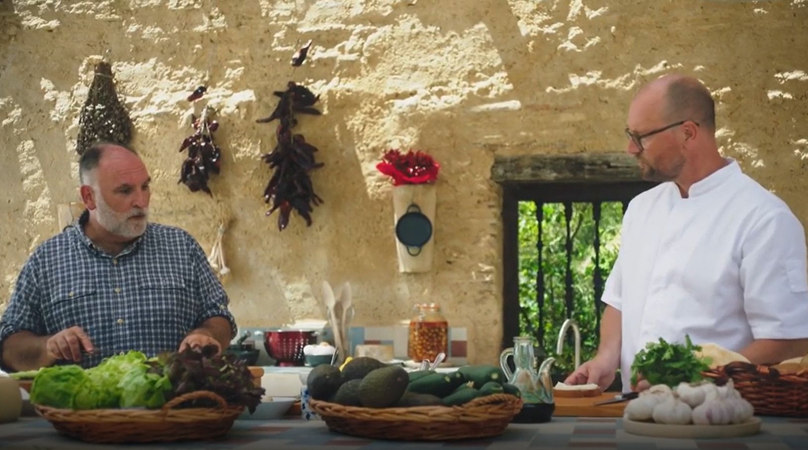 Los chefs José Andrés y Claes Petersson preparando el sandwich especial.