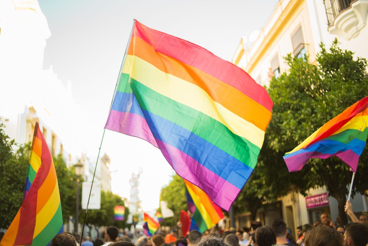 Banderas del arcoiris en un Día del Orgullo, que se celebrará en San Fernando.