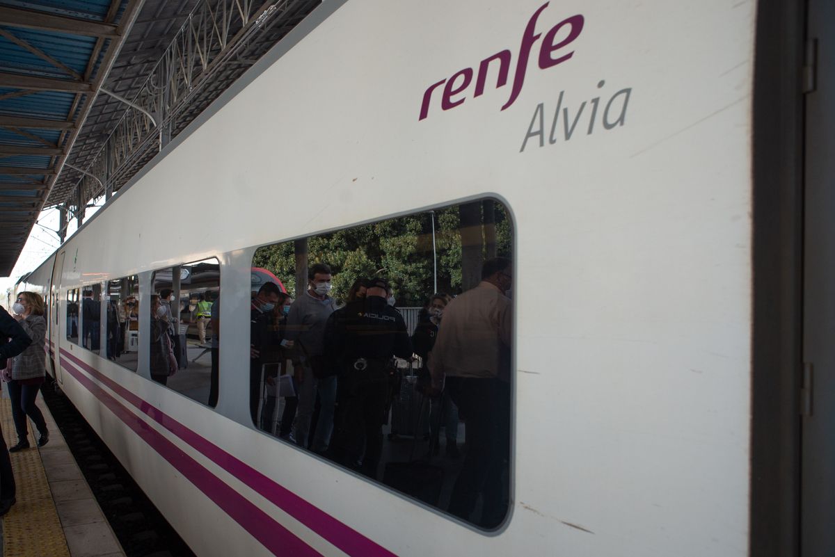 Tren de Renfe, en una imagen de archivo. Un tren que viajaba desde Madrid hacia Algeciras deja a sus pasajeros en Antequera por una avería
