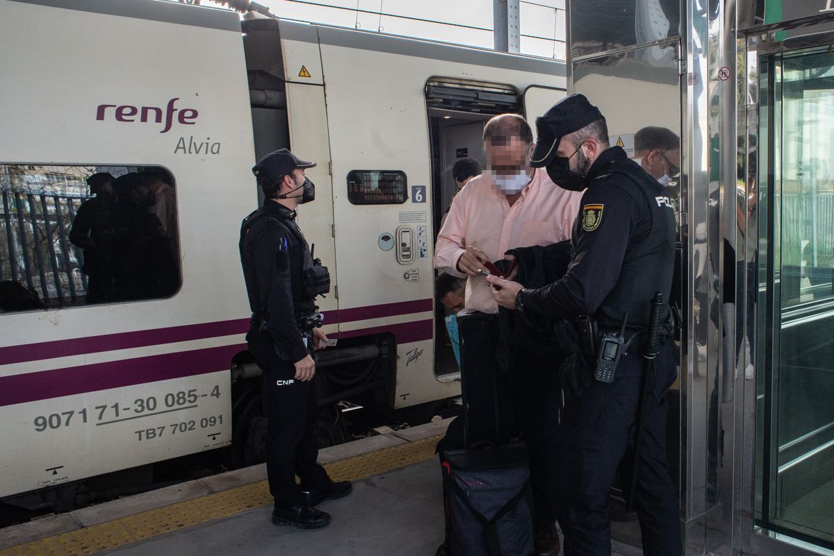 Policías controlan la llegada de pasajeros a Jerez desde un Alvia procedente de Madrid, en lo más crudo de la pandemia de covid.