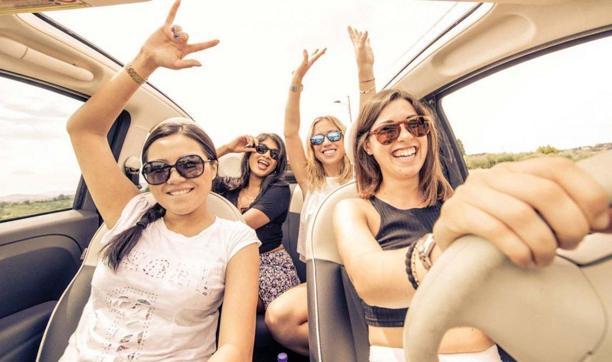 Mujeres comparten coche para viajar.   CLICACOCHES