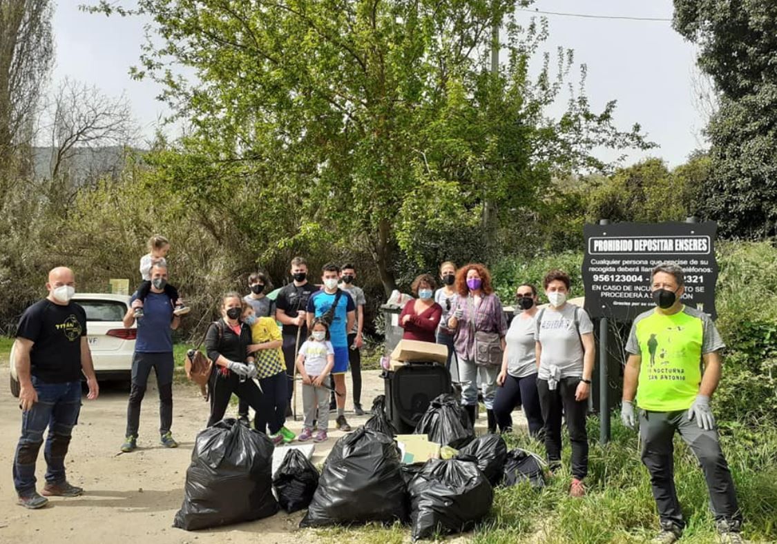 Grupo de voluntarios de recogida de basura en Zaraha de la Sierra.