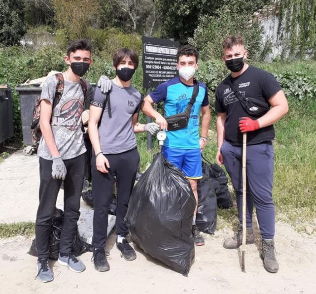 Cuatro jóvenes voluntarios.