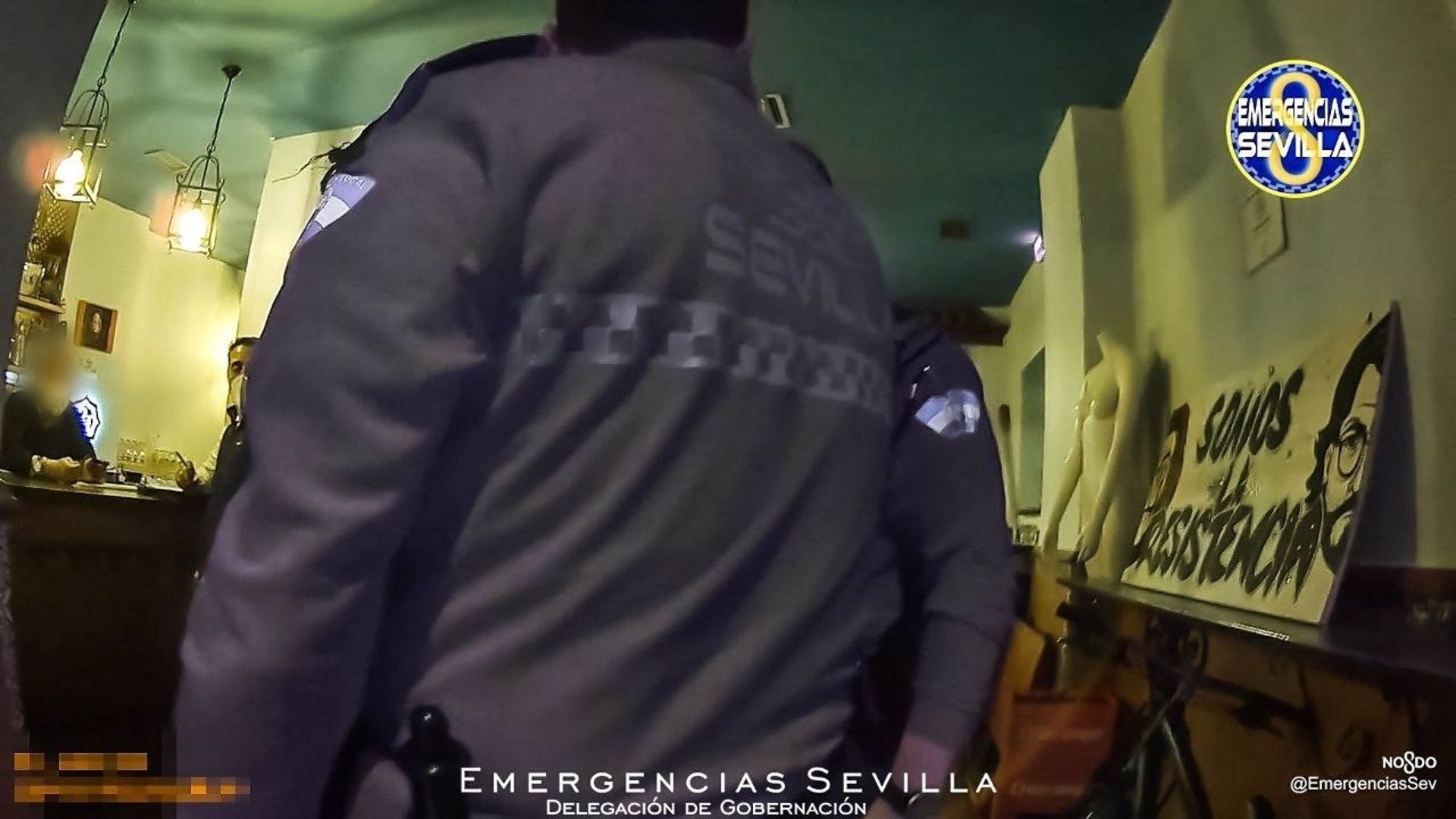 La Policía en el bar de Sevilla donde nueve personas bebían alcohol.