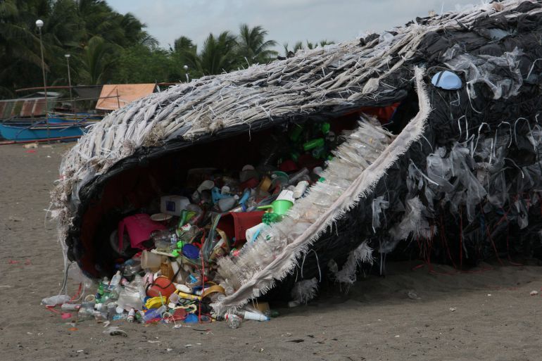 Performance de Greenpeace para denunciar las consecuencias en la fauna marina de las bolsas de plástico. 