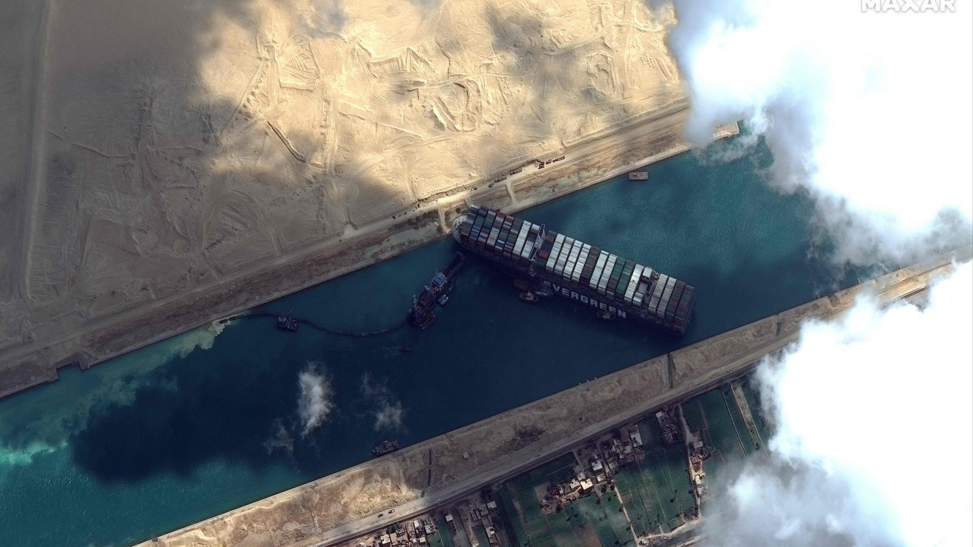 El buque gigantesco encallado en el Canal de Suez.