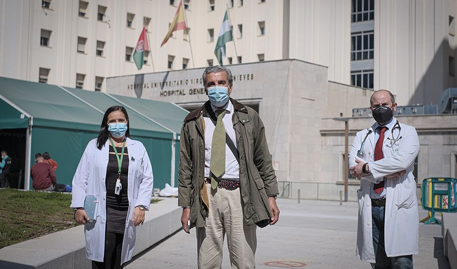 Antonio García Serrano, médico granadino que superó el covid y un ataque al corazón en unos meses, entre la directora gerente del hospital, María Ángeles García Rescalvo, y el jefe de Cirugía Cardiovascular, José Manuel Garrido Jiménez. SAS