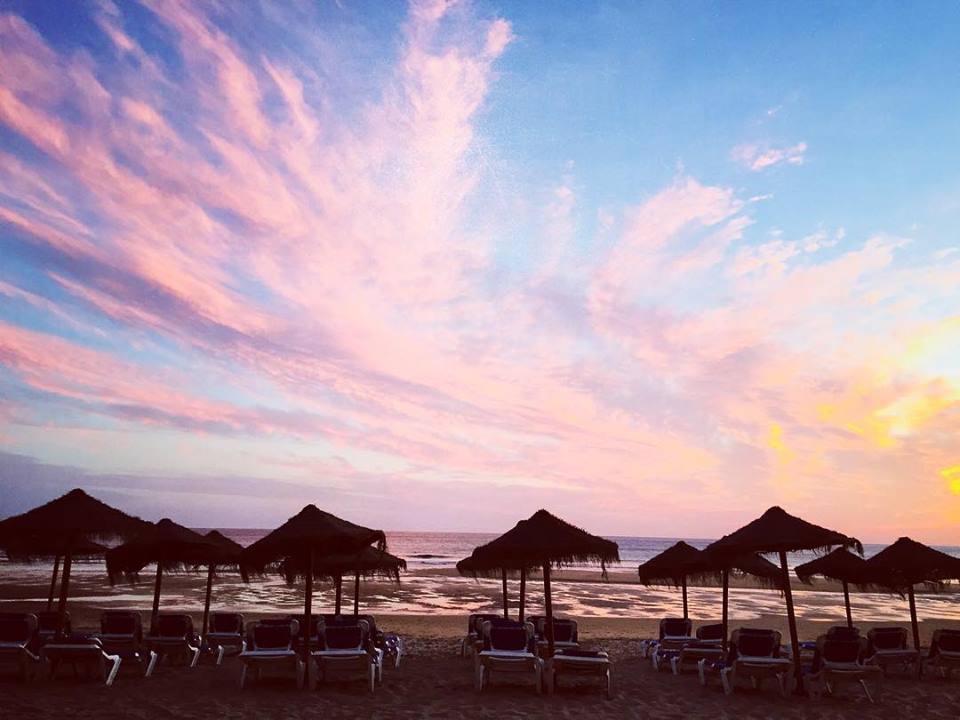 Atardecer en una playa de la capital gaditana. FOTO: Turismo Cádiz.