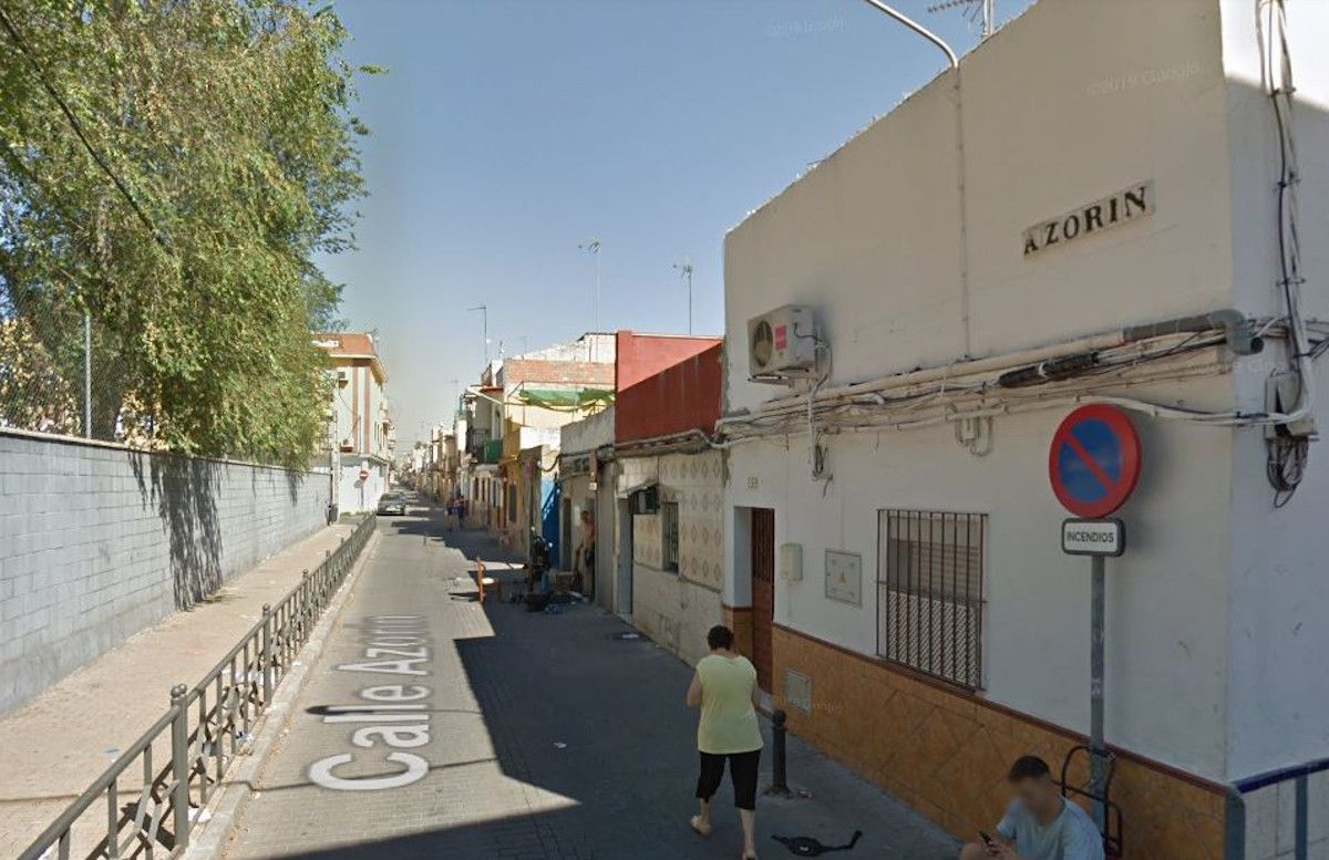 Un juez rechaza la denuncia que un ocupa puso al propio dueño del piso tras intentar recuperarlo en Sevilla. En la imagen, calle Azorín del barrio de Su Eminencia donde se encuentra el piso.