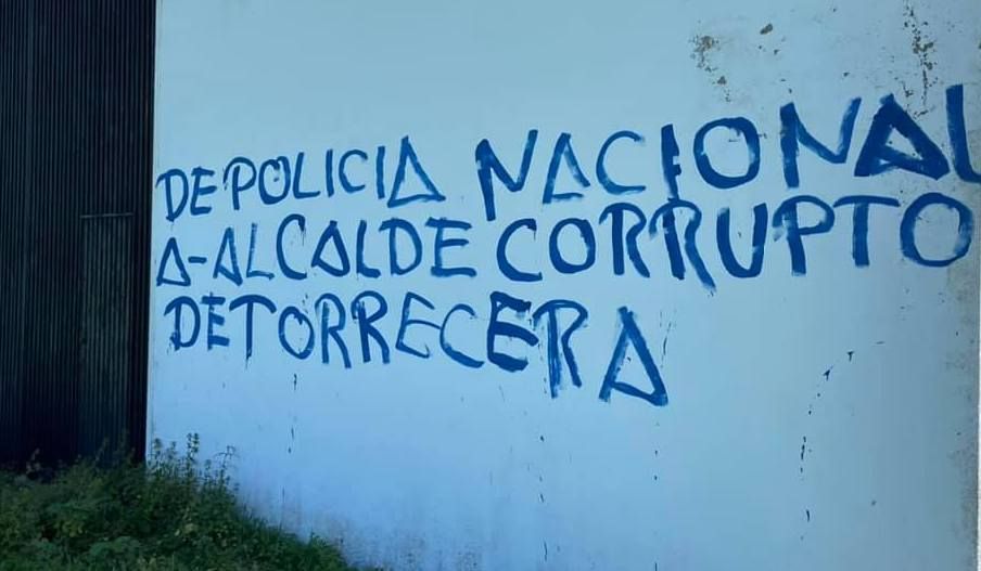 Pintadas contra el alcalde de Torrecera en la ELA.