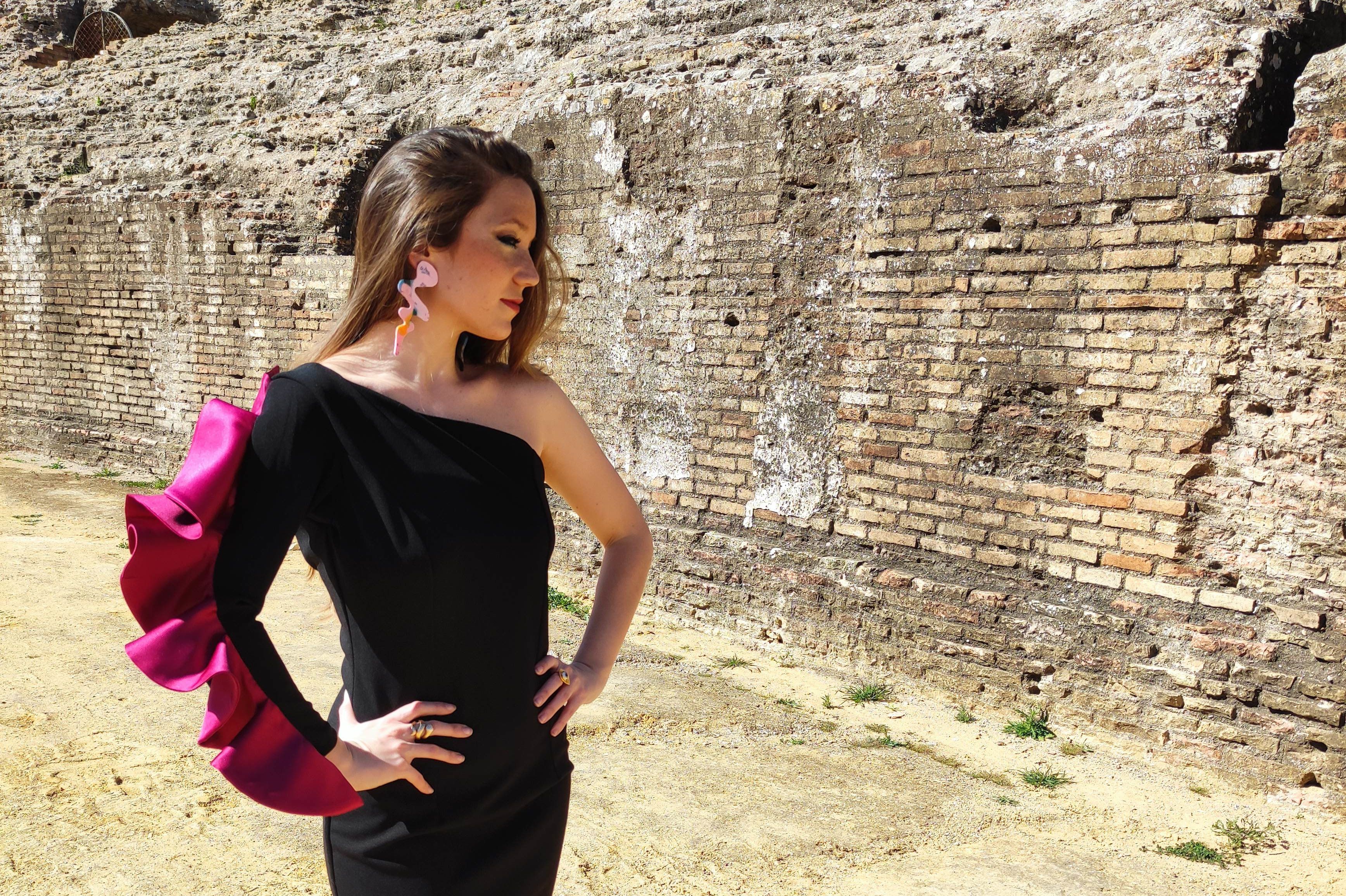 La joven diseñadora sanluqueña Laura Calado, que se inspira en Rosalía, con uno de los vestidos de su firma, “muy flamenca”, en el Code 41 de Santiponce.  CEDIDA
