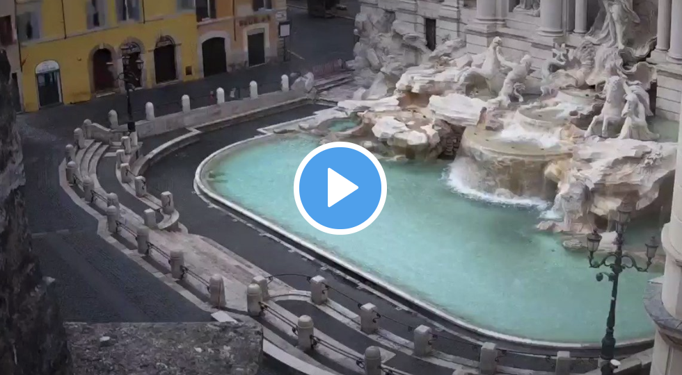 La Fontana di Trevi, en Roma, vacía de sus habituales cientos de visitantes.