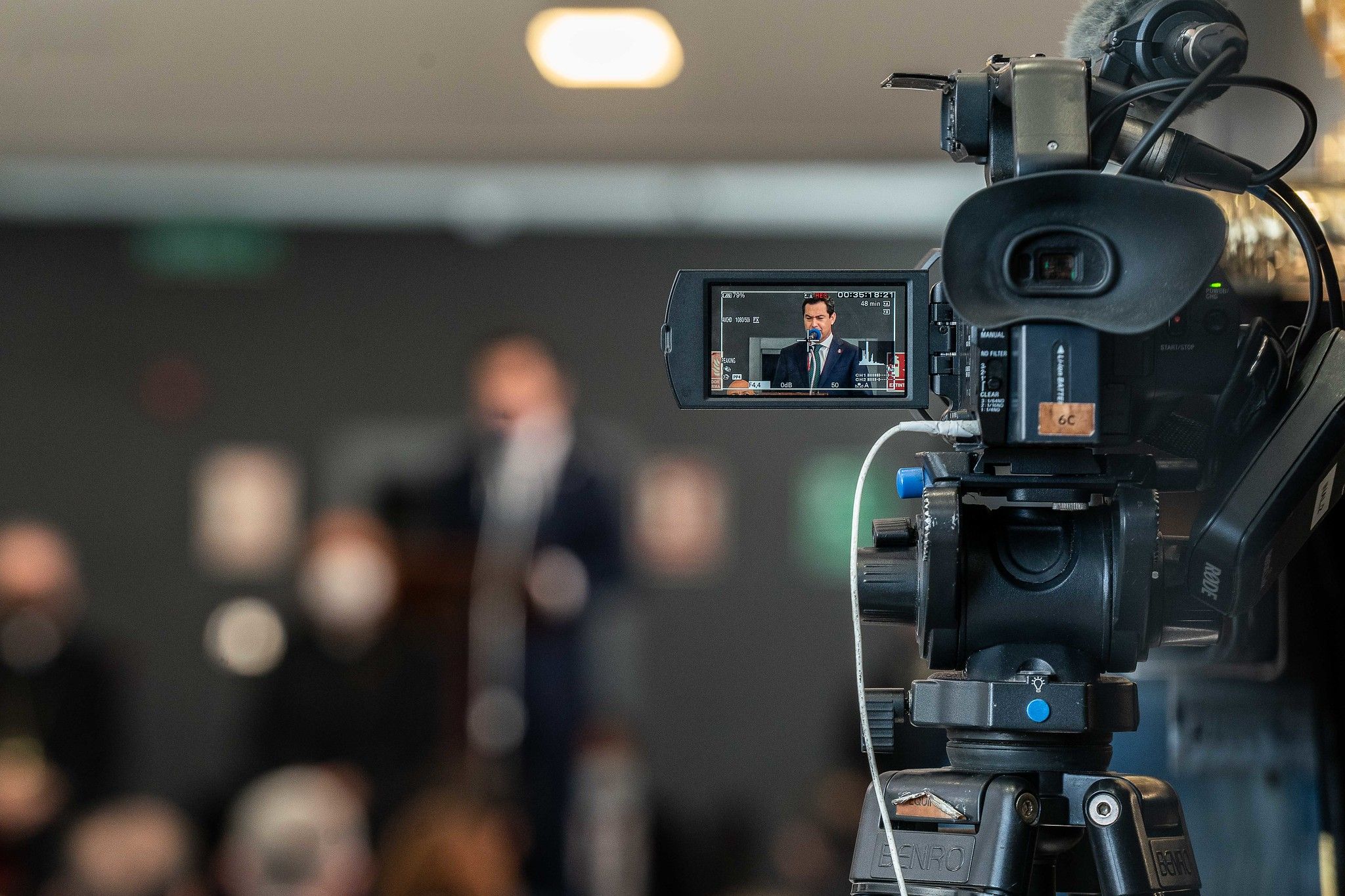 Moreno Bonilla, en el visor de una cámara de vídeo, en una rueda de prensa reciente. JUNTA