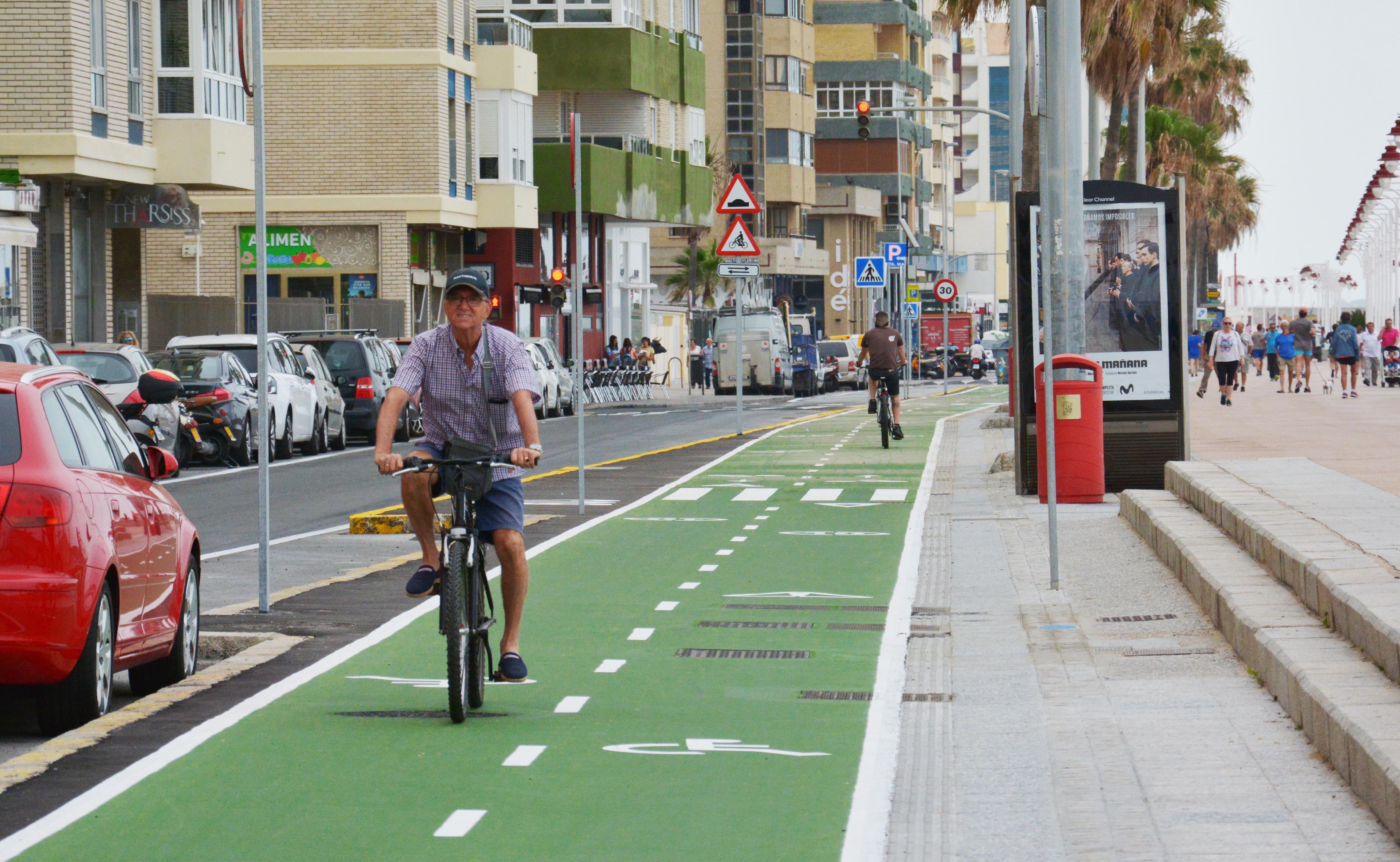 Usuarios disfrutando del carril bici de Cádiz. FOTO: E.ESCORIZA.