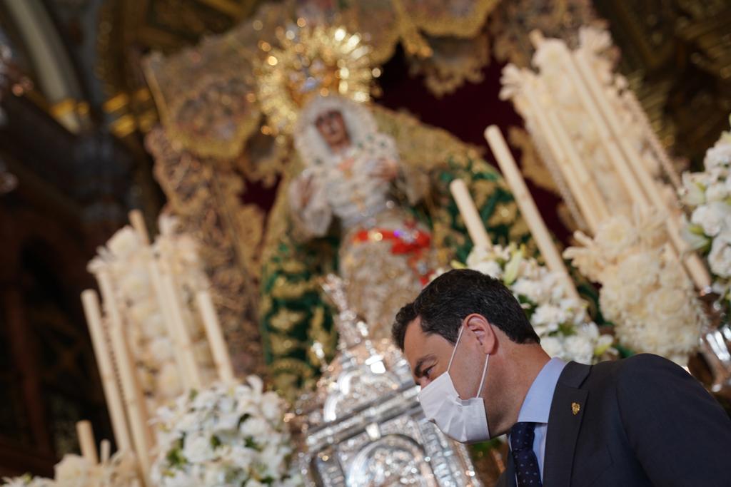 Moreno Bonilla, este Martes Santo, durante su visita a la Hermandad de La Macarena, en Sevilla. JUNTA