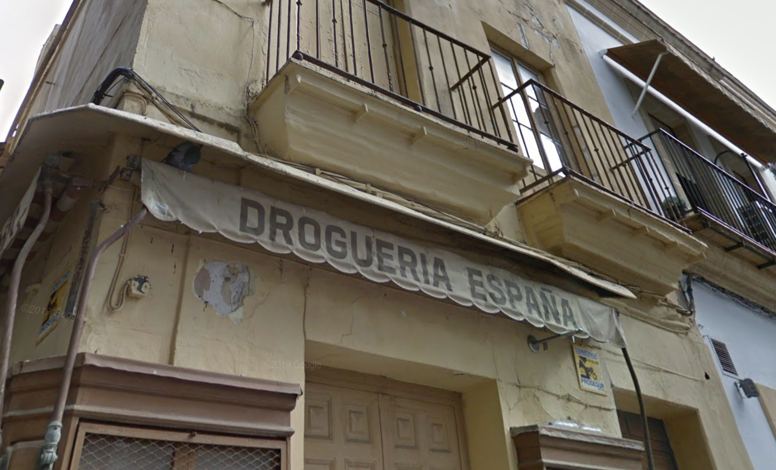Fachada con el toldo de la antigua Droguería España, en Plateros. GOOGLE MAPS