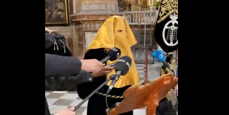 El preso liberado por la hermandad de la Soledad de Granada, atendiendo a los medios.