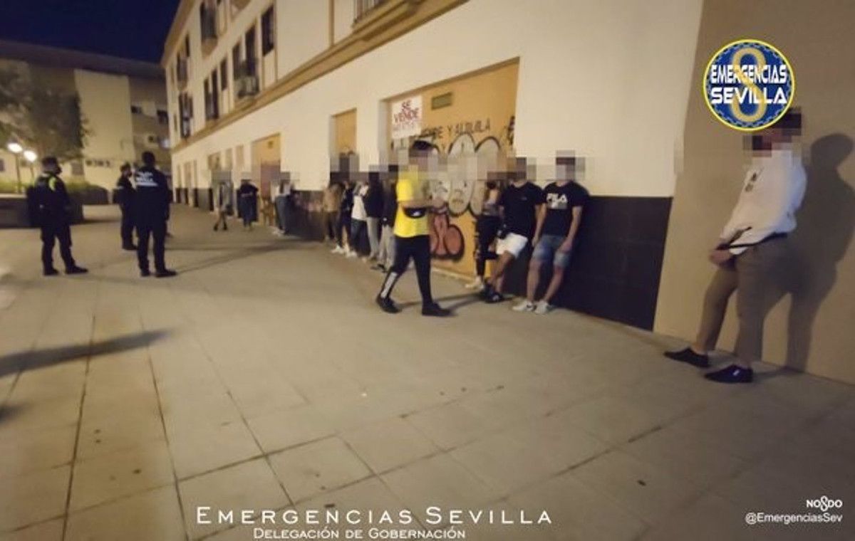 La Policía denuncia un botellón con 20 jóvenes en Sevilla.