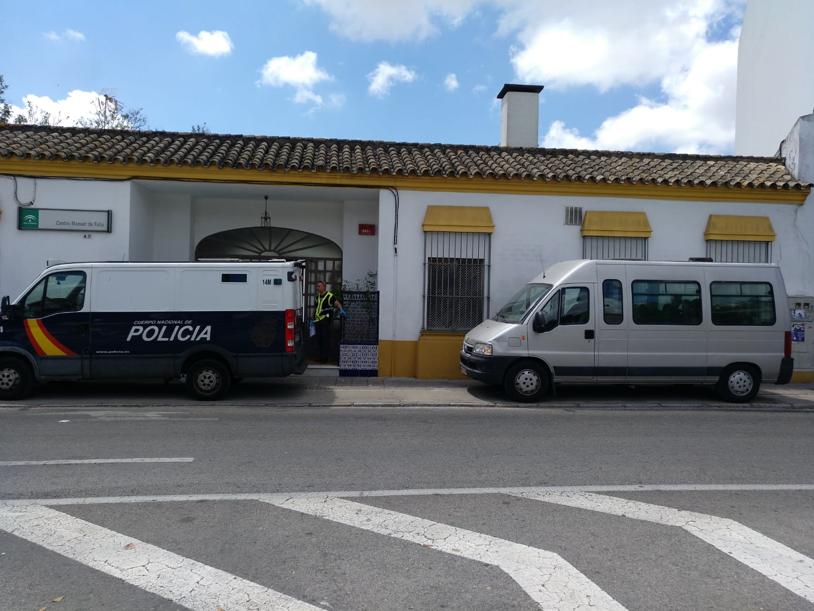 Un furgón policial frente al centro de menores jerezano Manuel de Falla. 