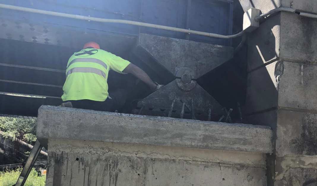 Obras de emergencia en el puente de hierro de La Barca tras la rotura de un estribo. JUNTA
