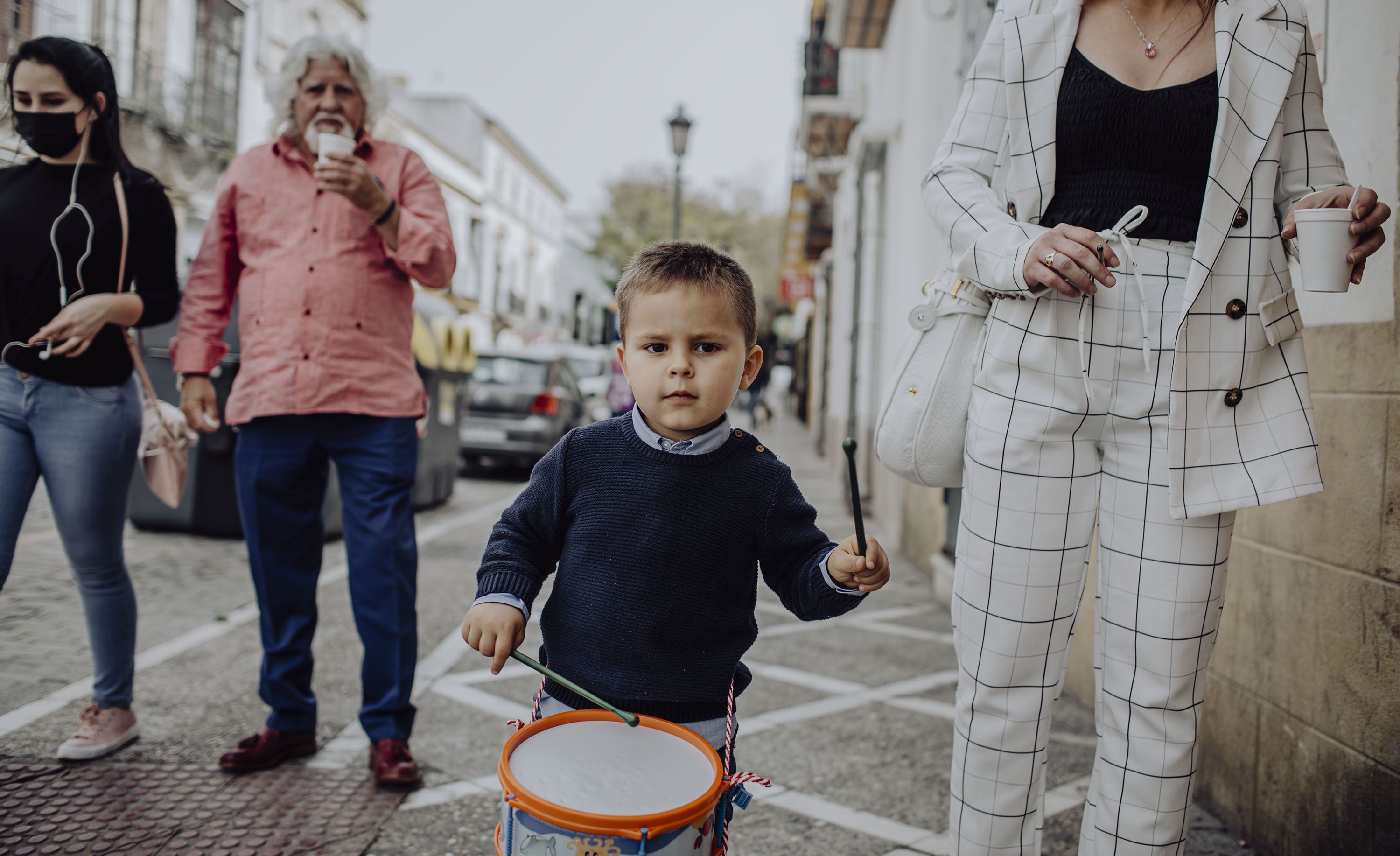 Un niño pasea con su tambor, muy cerca de la iglesia.