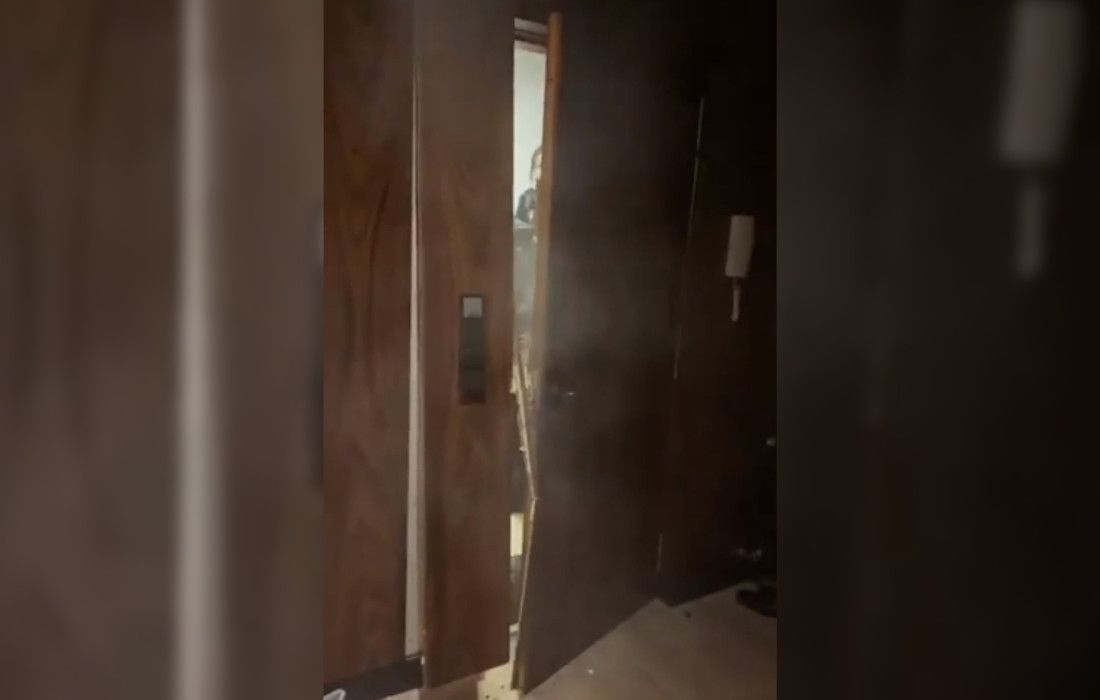 La irrupción de la Policía en un piso en Madrid por una fiesta ilegal, en un vídeo de 'EL PAÍS'.