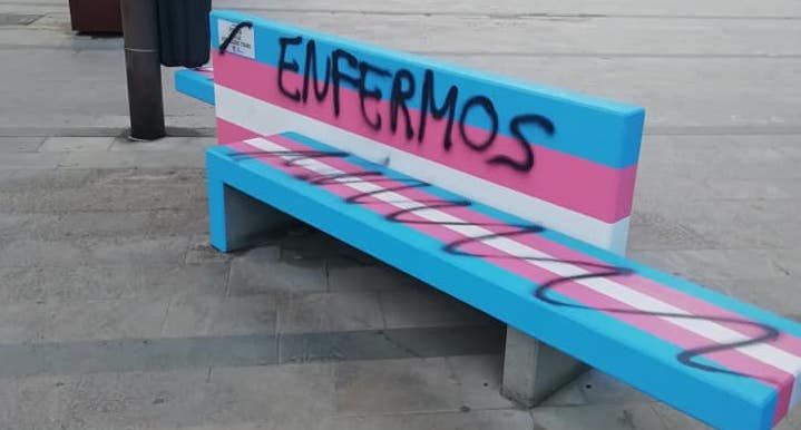 Un banco con la bandera trans, vandalizado en Huelva.
