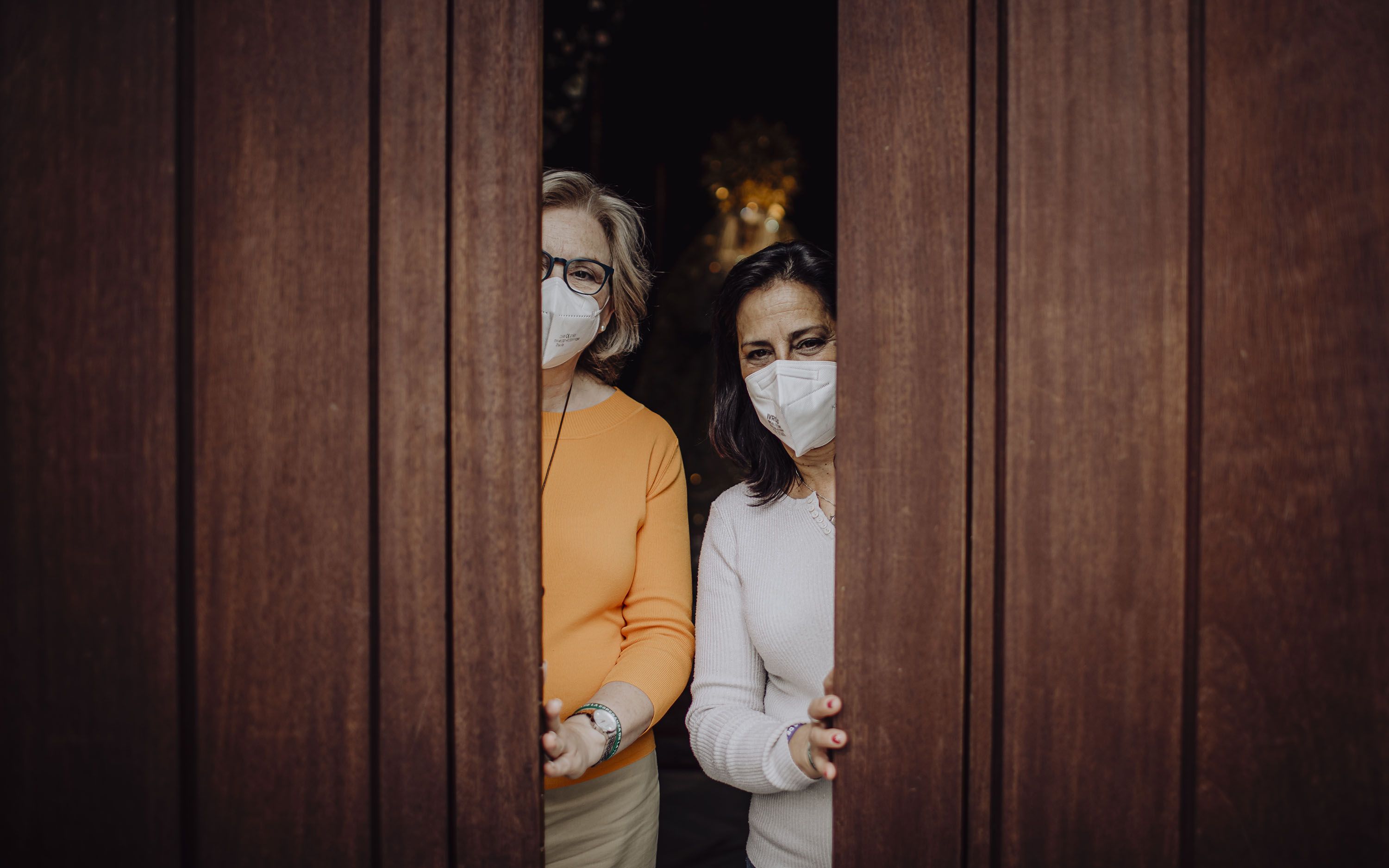 Las jerezanas, en la puerta de la capilla,  con la talla de la Esperanza al fondo.  ESTEBAN