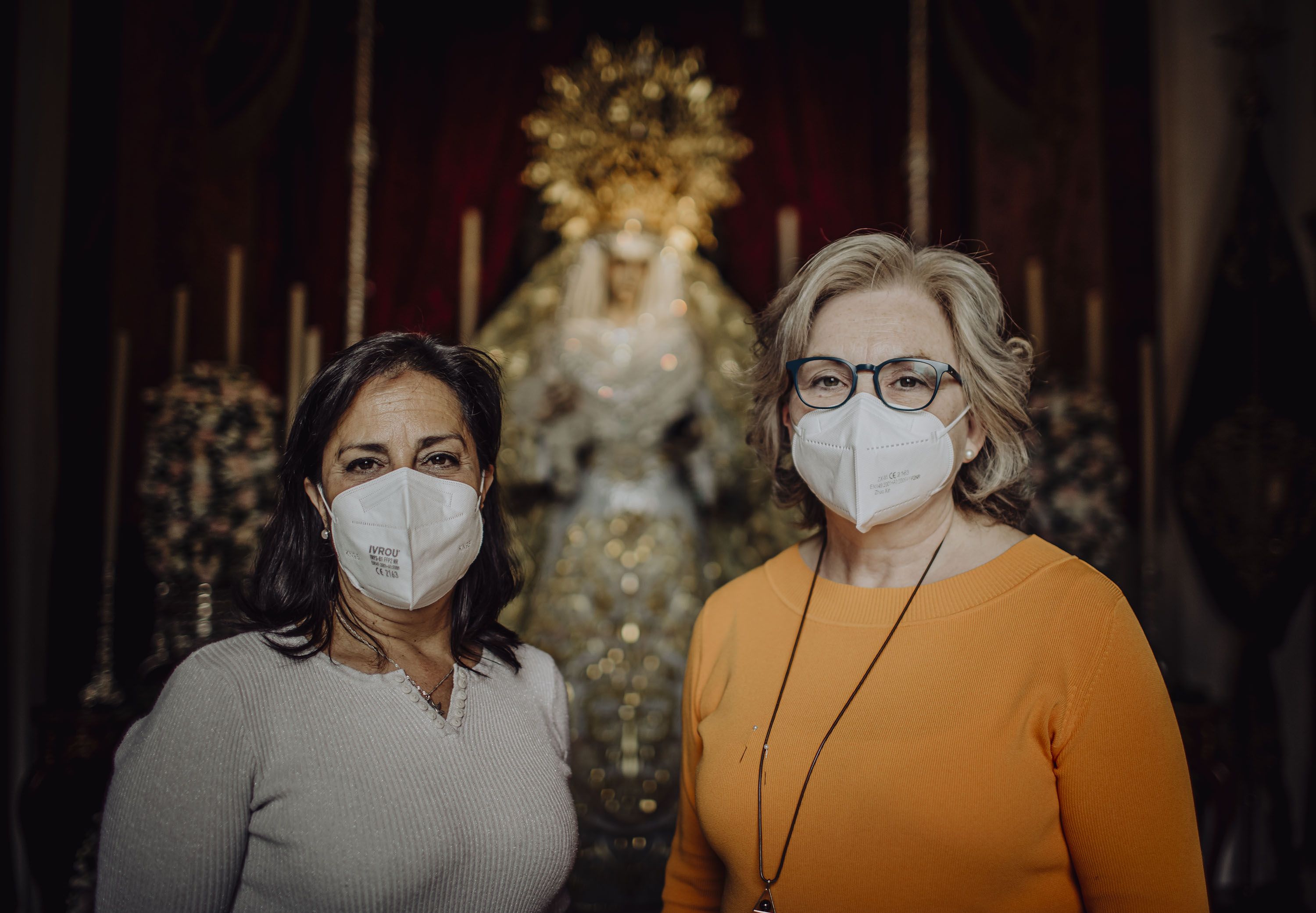 Toñi y María, camareras del Cristo y de la Virgen de la popular hermandad de la Yedra, las manos invisibles que cuidan las tallas sagradas en la intimidad.