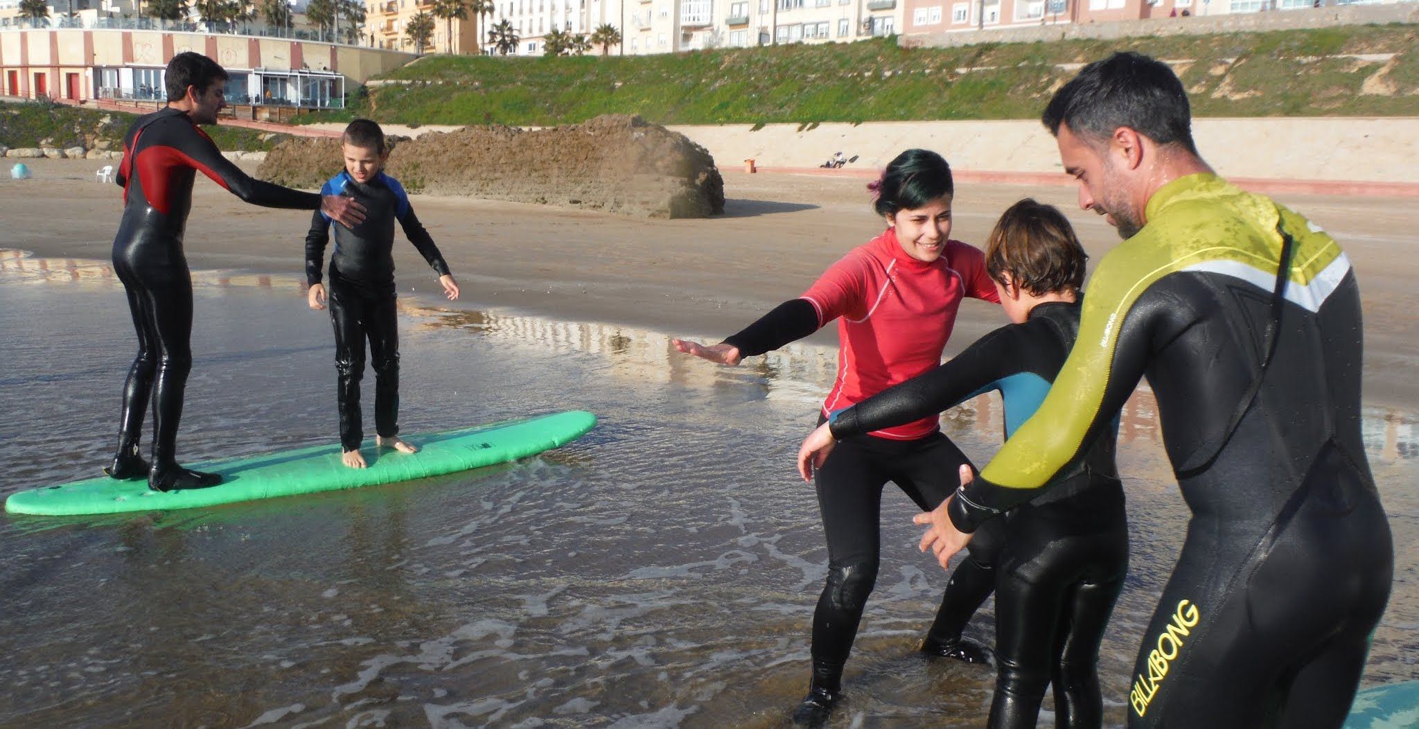Una de las clases impartidas por SoloSurf en Cádiz.