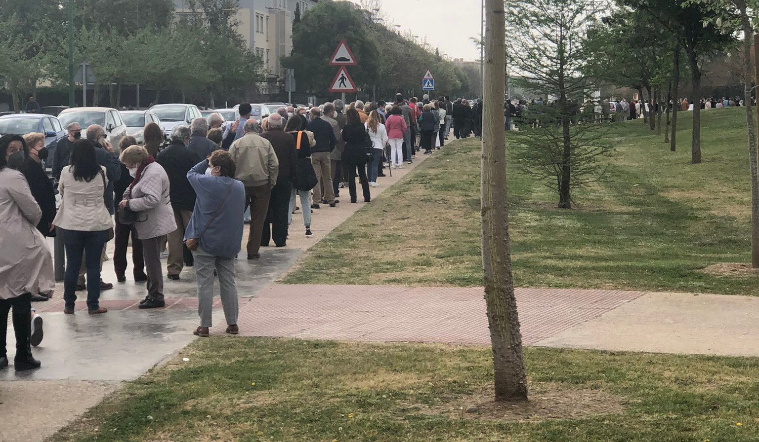 Colas para vacunarse en Los Bermejales, en una imagen de archivo.