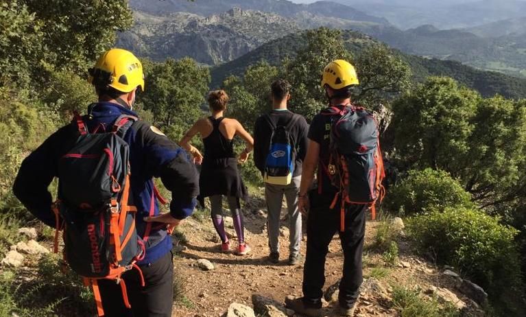 Senderistas rescatados por el Grupo de Rescate en Montaña de los bomberos.