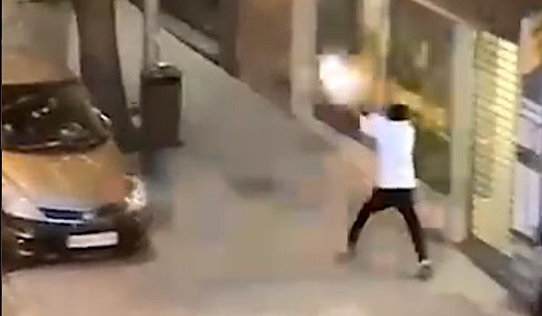 El momento de uno de los disparos, captura de un vídeo difundido por Jusapol.