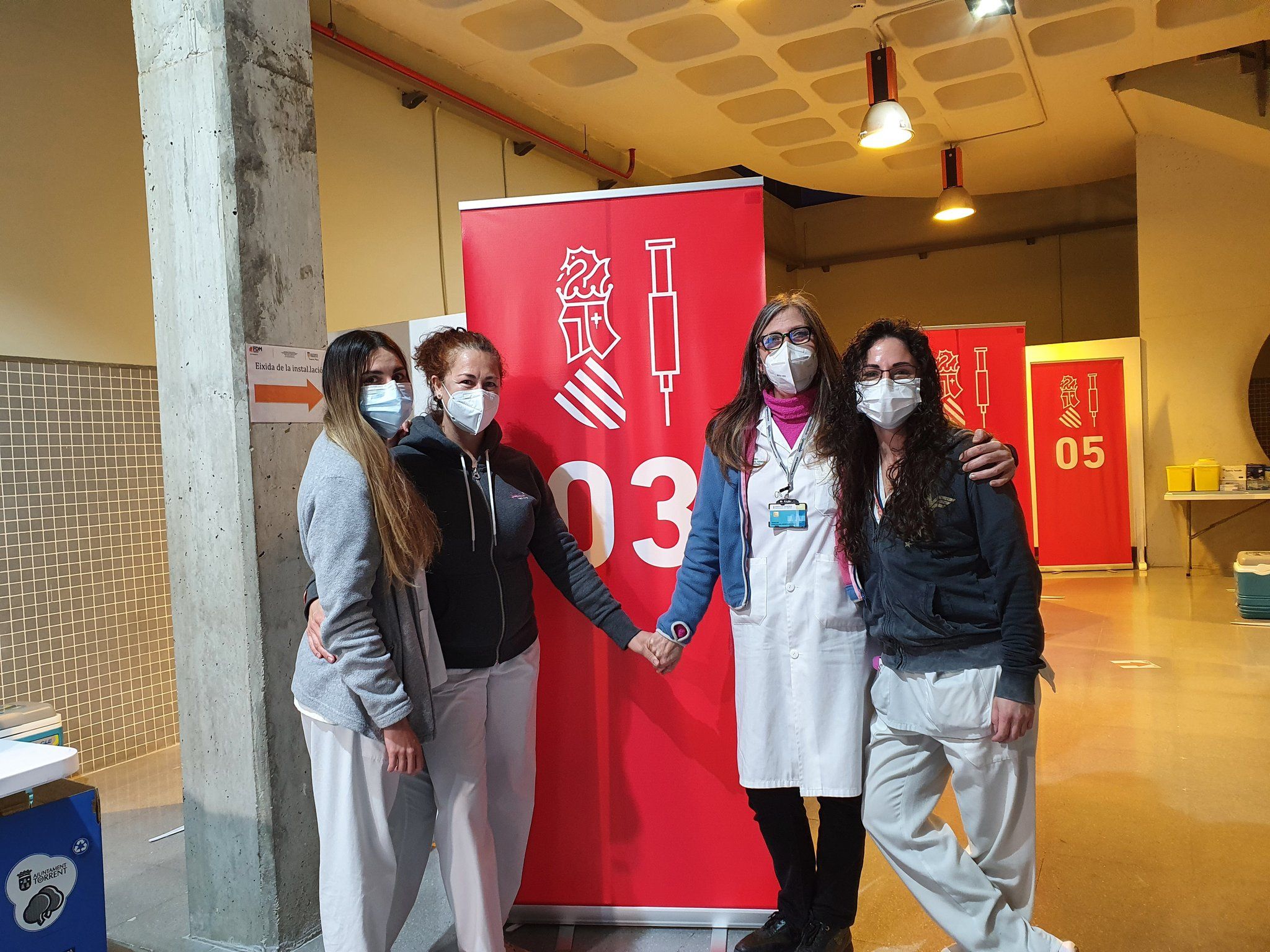 La enfermera María Ramírez Sánchez, con varias compañeras, tras vacunar a pacientes.