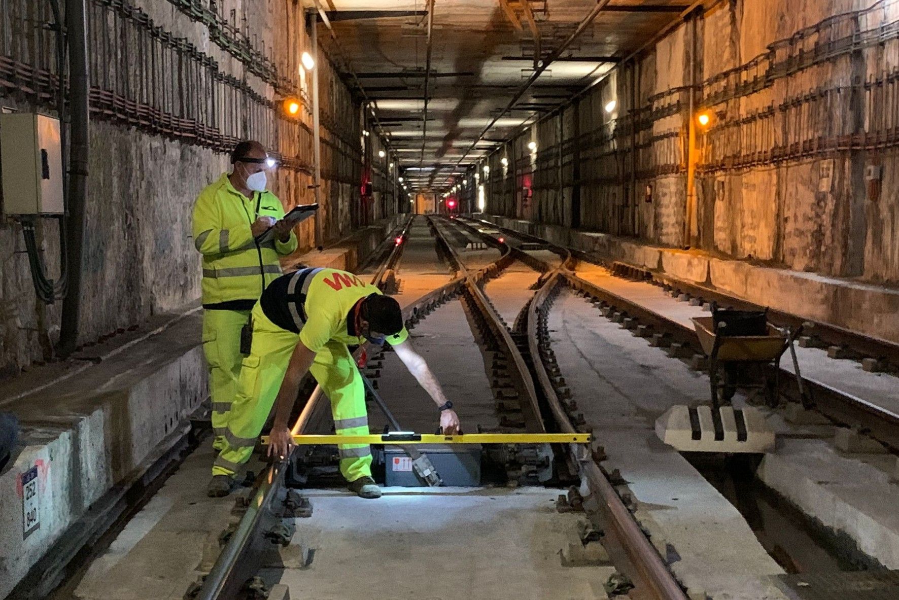 Operarios realizan labores de mantenimiento en el metro de Málaga.