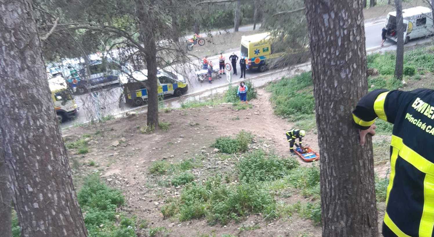 Bomberos y servicios de emergencias durante el rescate del motorista. Bomberos y servicios de emergencias durante el rescate del motorista.