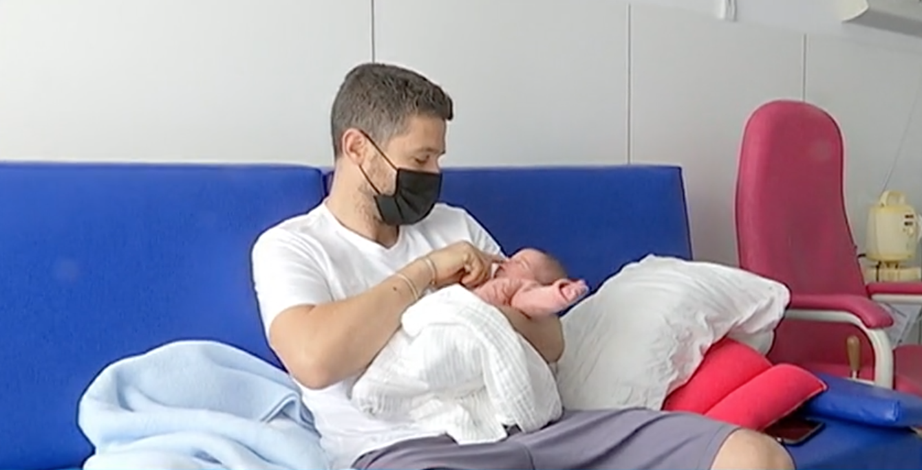 Bruno, con su padre, nada más nacer con anticuerpos. Imagen: Canal Sur