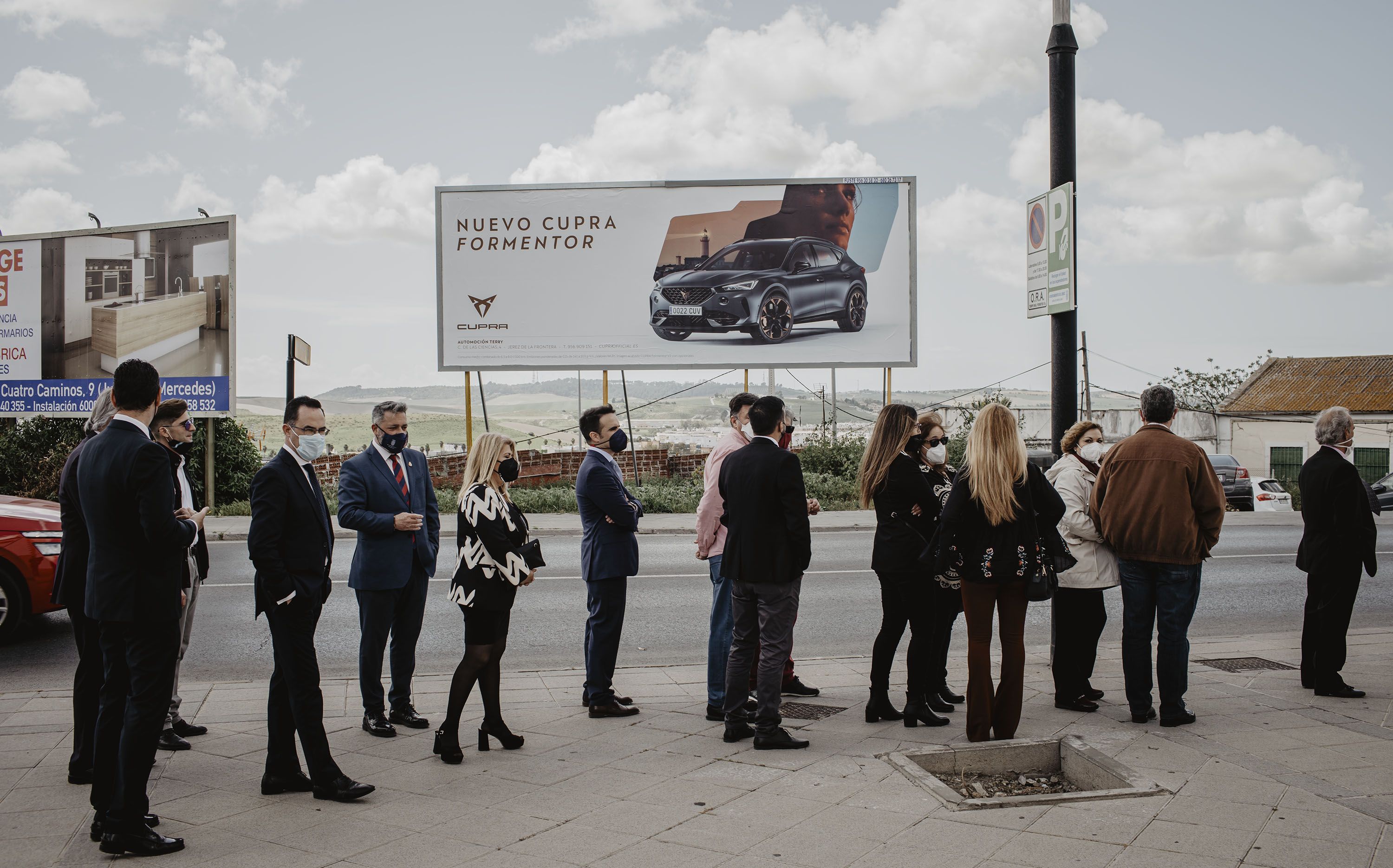 Miembros del gobierno local, en las colas para acceder a San Telmo, el pasado Viernes Santo. Miembros del gobierno local, en las colas para acceder a San Telmo, el pasado Viernes Santo.