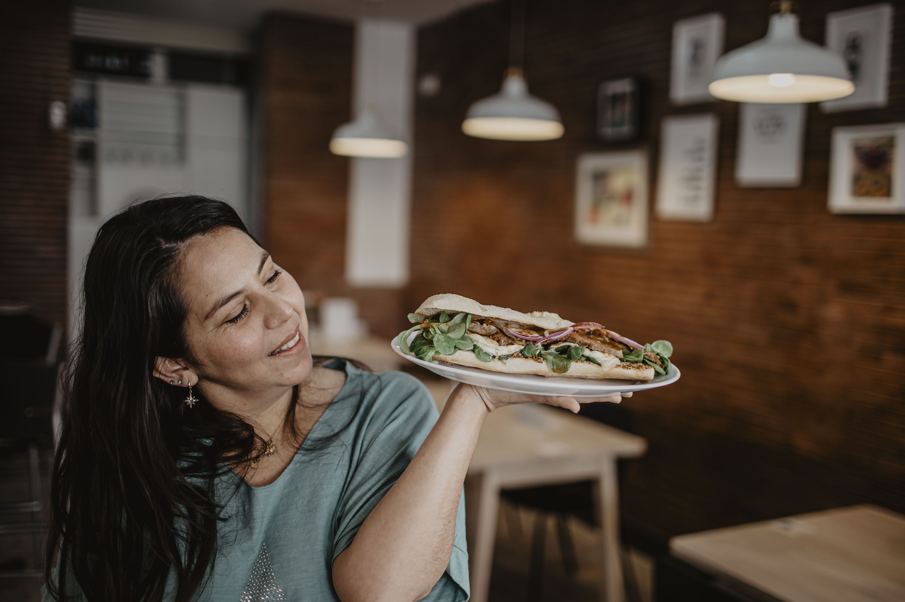 Verónica Pastor sostiene el suculento bocadillo de asado del Mamaquilla.