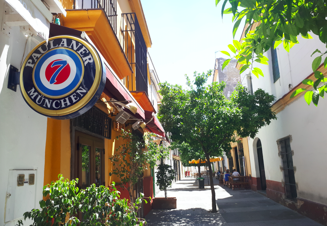 La calle San Pablo, con el pub 'El 7' en primer término, donde ocurrieron los hechos. FOTO: LAVOZDELSUR.ES