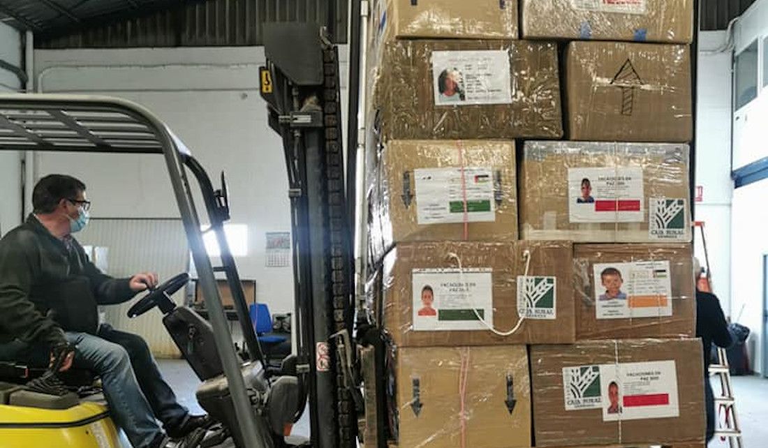 Un envío de material de asociaciones por el Sáhara.