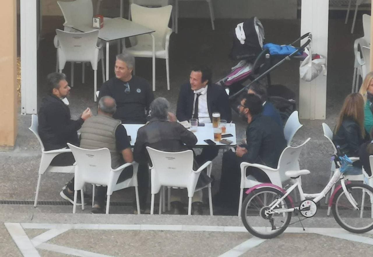 González, en la terraza de un bar con seis personas más, en una imagen difundida por él mismo.