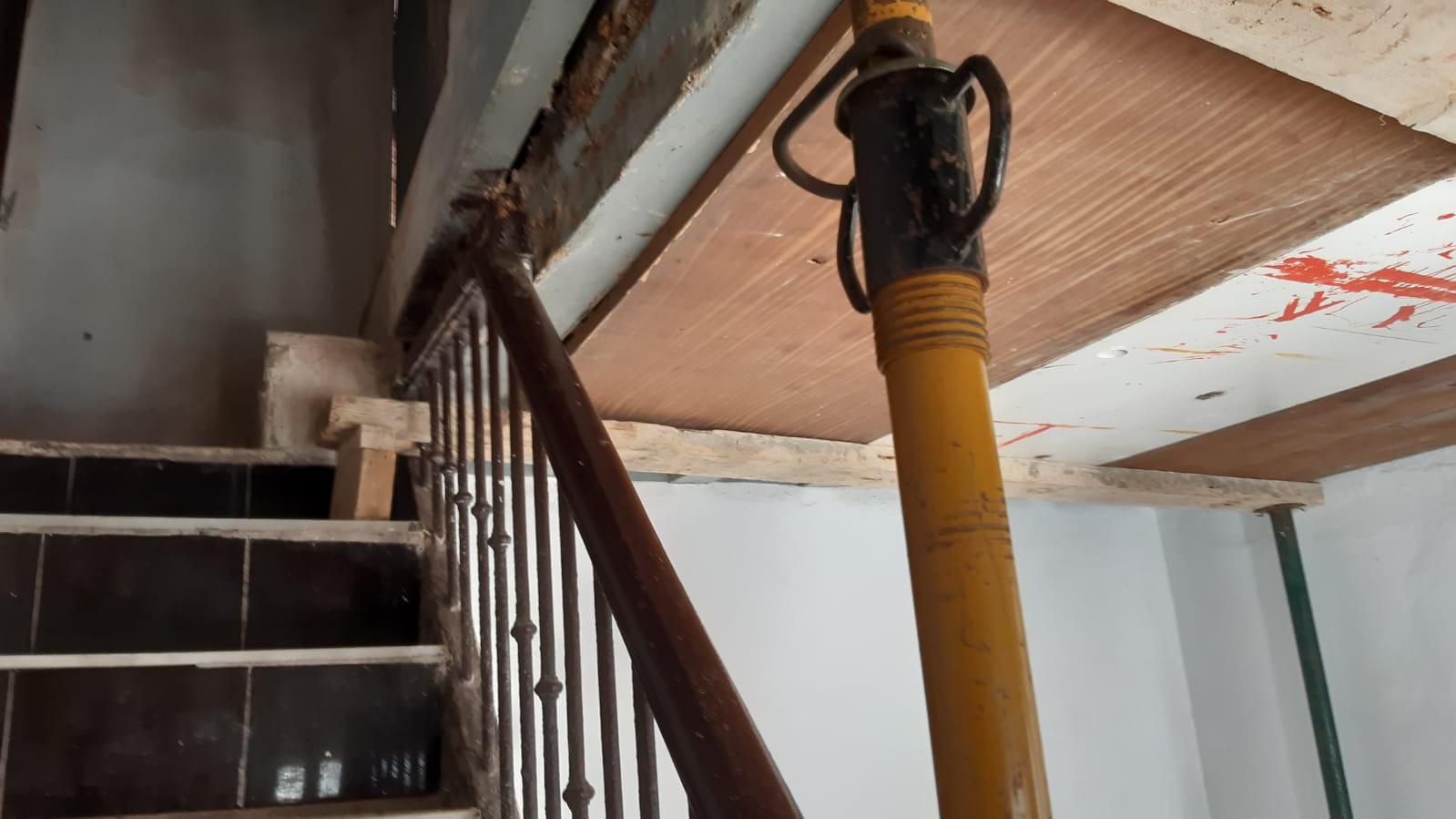 Los puntales colocados para evitar nuevas caídas del forjado.