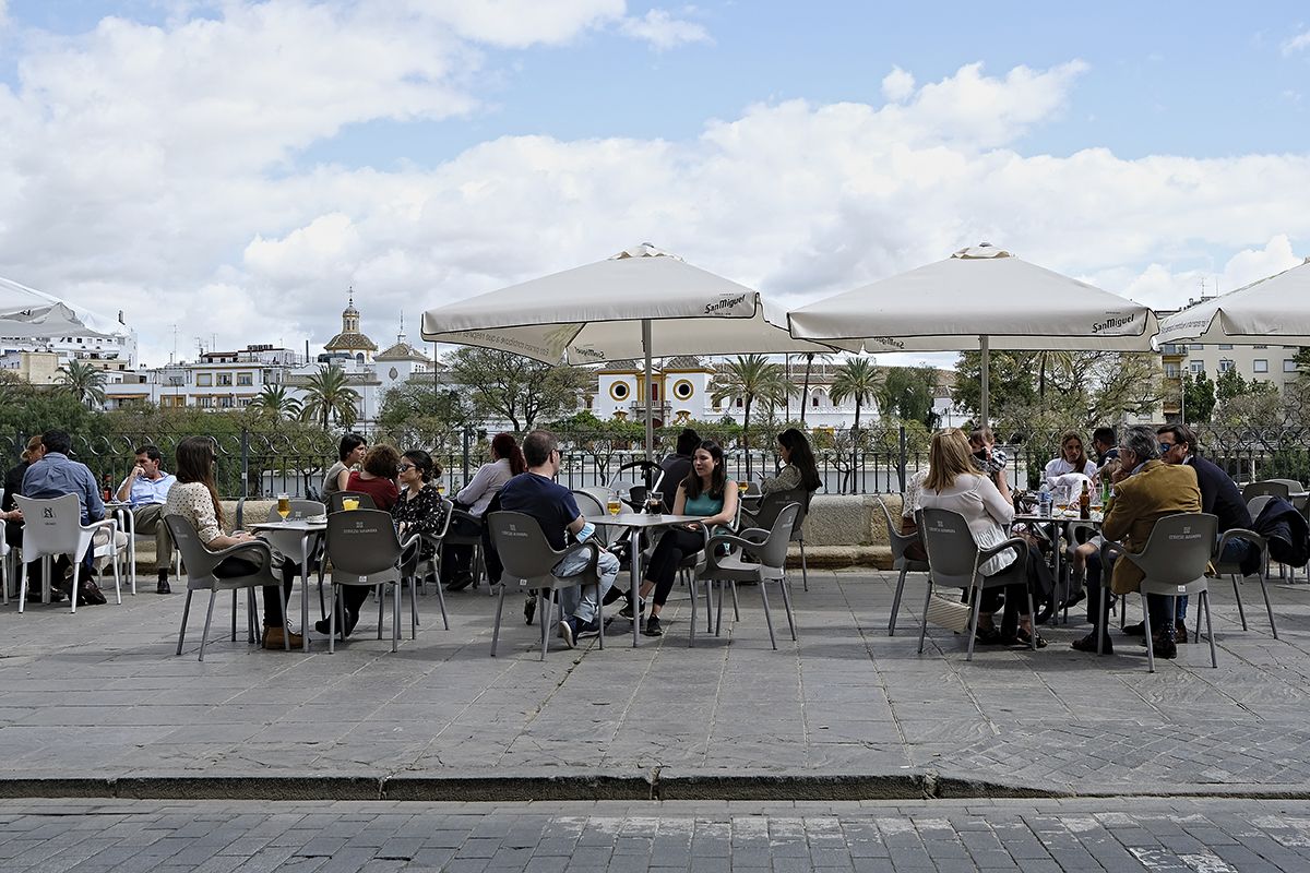 Una terraza en la calle Betis de Sevilla.