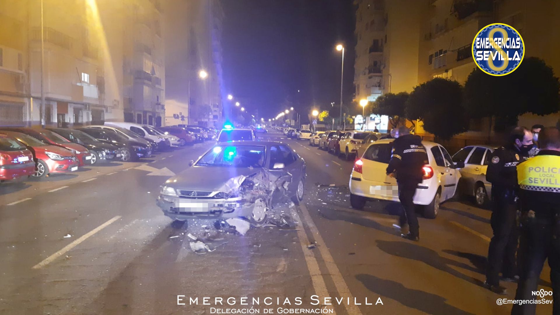 Vehículo siniestrado en la avenida de las ONG, en Sevilla. EMERGENCIAS SEVILLA